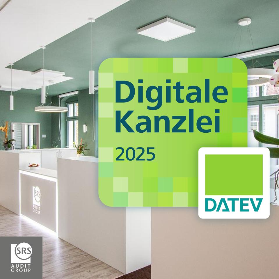 Das Bild zeigt das verliehene Label "Digitale Kanzlei 2025" vor dem Hintergrund des Empfangsbereichs unserer Kanzlei, der SRS Audit GmbH.